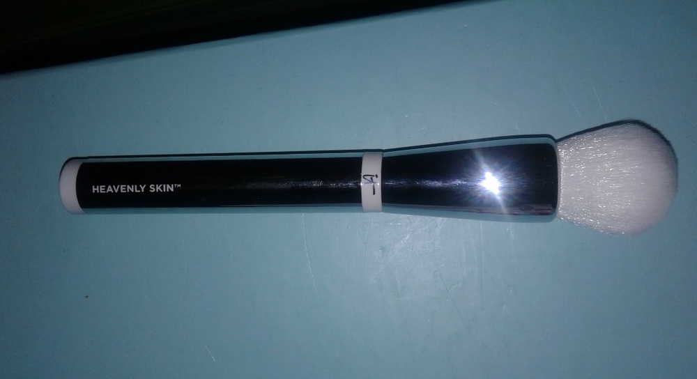 BRAND NEW IT COSMETIC HEAVENLY SKIN BRUSH